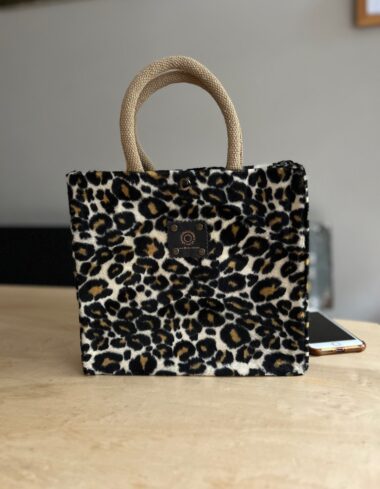 Handtas bekleed met bontachtige beige panterprint