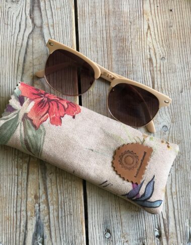 Brilhoesje van zandkleurige suedine in classic flower