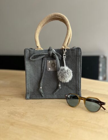 Kleine jute tas bekleed met donkergrijze leatherlook