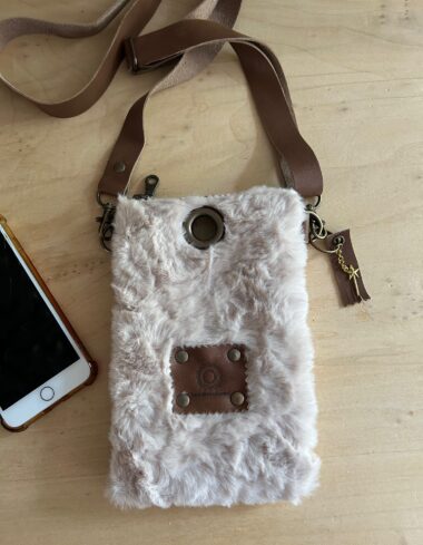 Festivaltasje van zachte beige fake fur