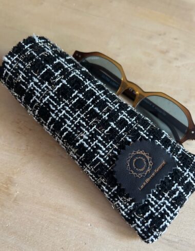 Brillenhoesje van chique Sjanel black met zilverdraad