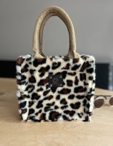 Kleine jute tas bekleed met zachte off white fake fur panter